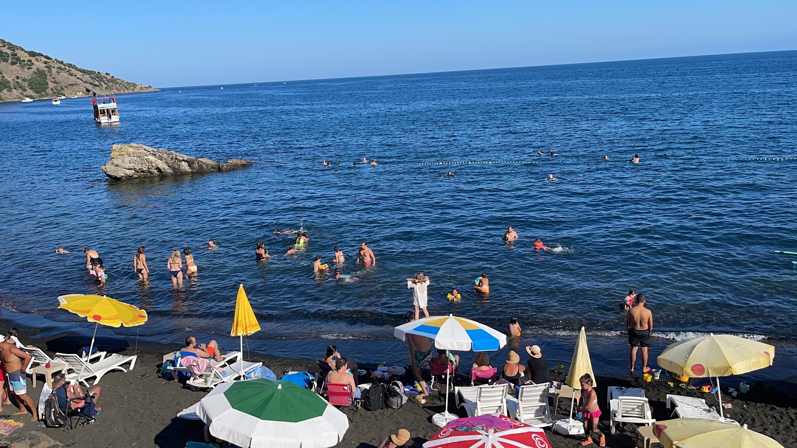 Foto van Karakum Plaji met turquoise puur water oppervlakte