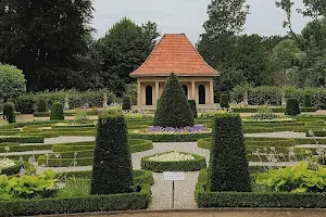 Der Barockgarten von Schloss Wolfsburg image