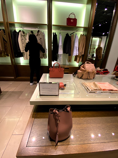 Clothing Store «Burberry Outlet», reviews and photos, 5220 Fashion Outlets Way, Rosemont, IL 60018, USA