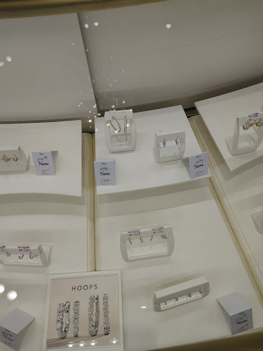 Jewelry Store «Helzberg Diamonds», reviews and photos, 400 Nichols Rd, Kansas City, MO 64112, USA