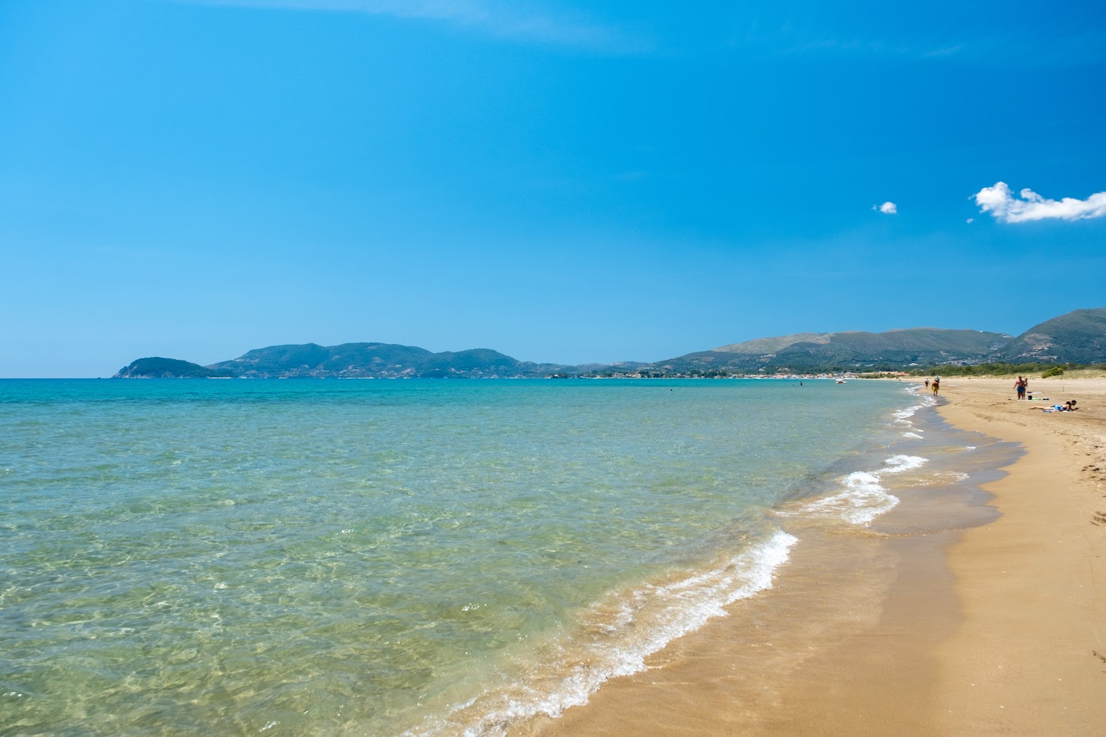 Foto von Kalamaki beach und die siedlung