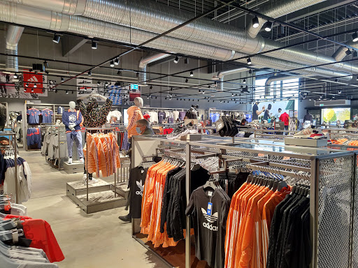 adidas & Reebok Outlet Store Brunnthal