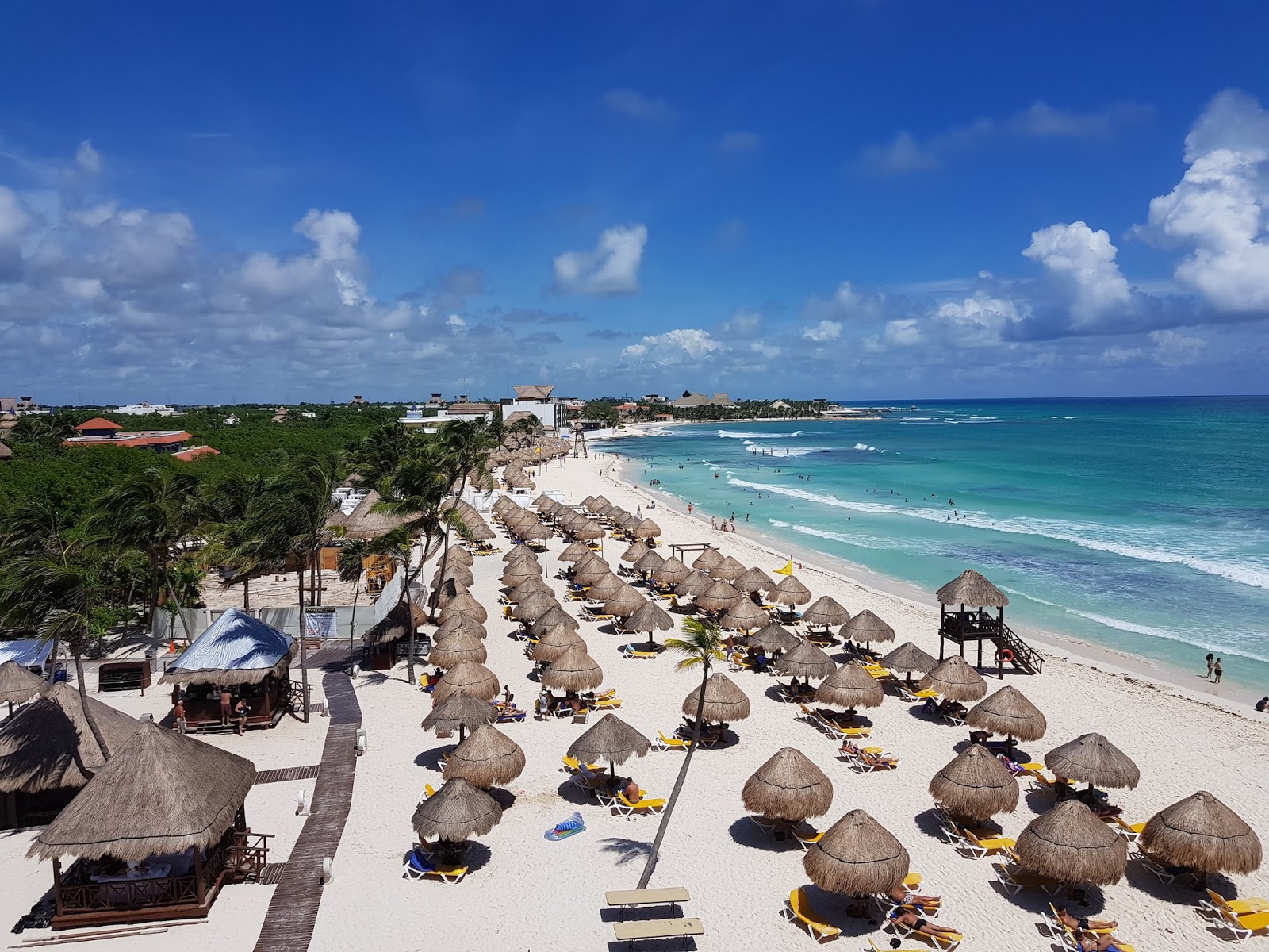 Foto de Playa Paraíso con brillante arena fina superficie