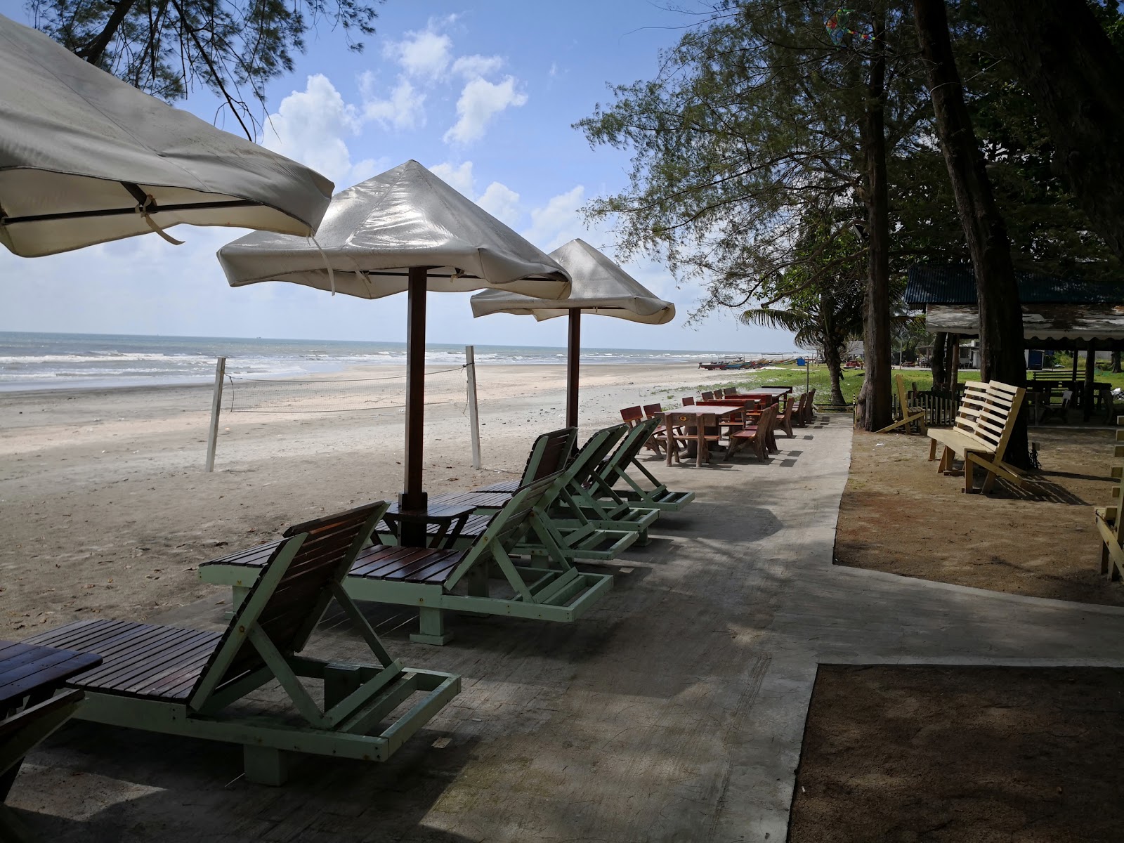 Foto von Batu Hitam Mandurah Beach von Klippen umgeben