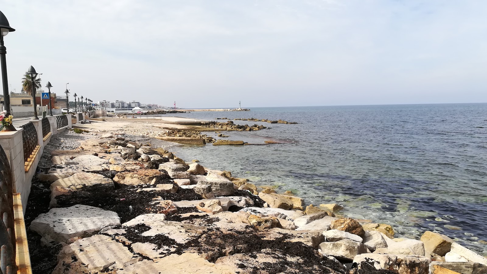 Foto di Sun Beach con una superficie del terreno roccioso