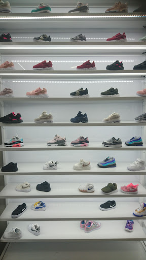 Shoe Store «Shoe Palace», reviews and photos, 8155 Camino Arroyo #13, Gilroy, CA 95020, USA