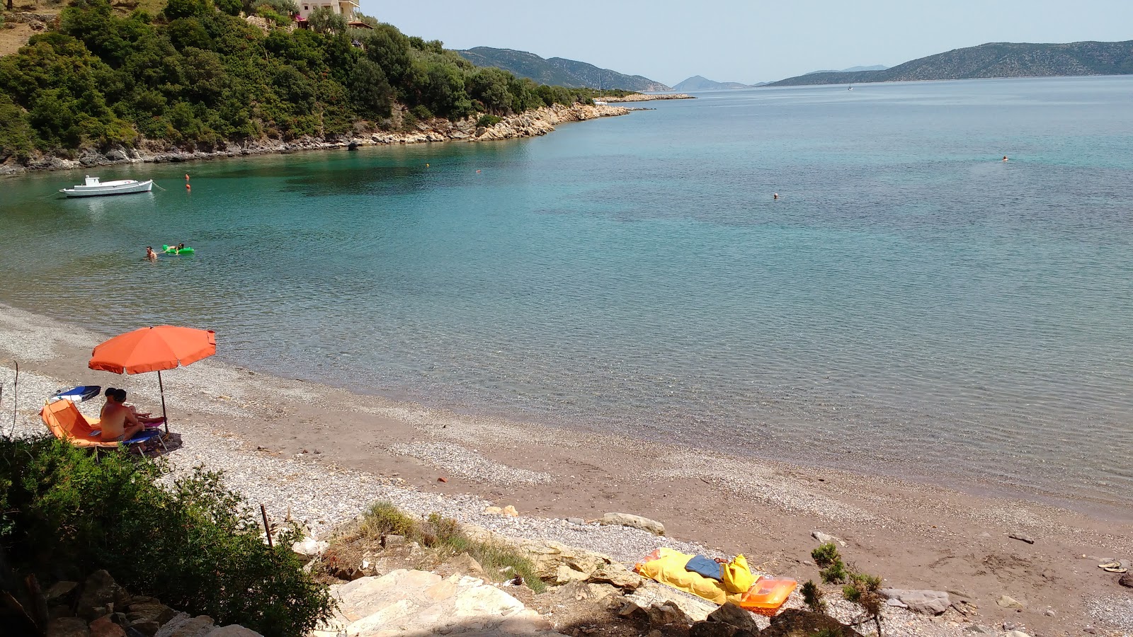 Foto di Agios Petros beach con una superficie del acqua cristallina
