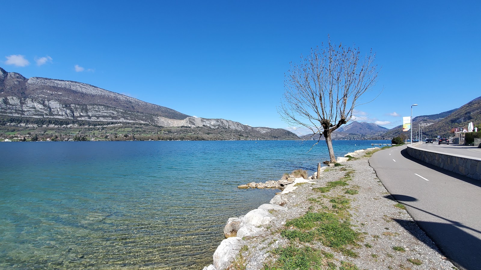 Fotografie cu Plage de la Balmette cu o suprafață de iarbă