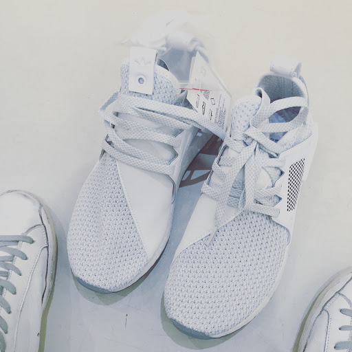 Stores to buy women's white sneakers Taipei