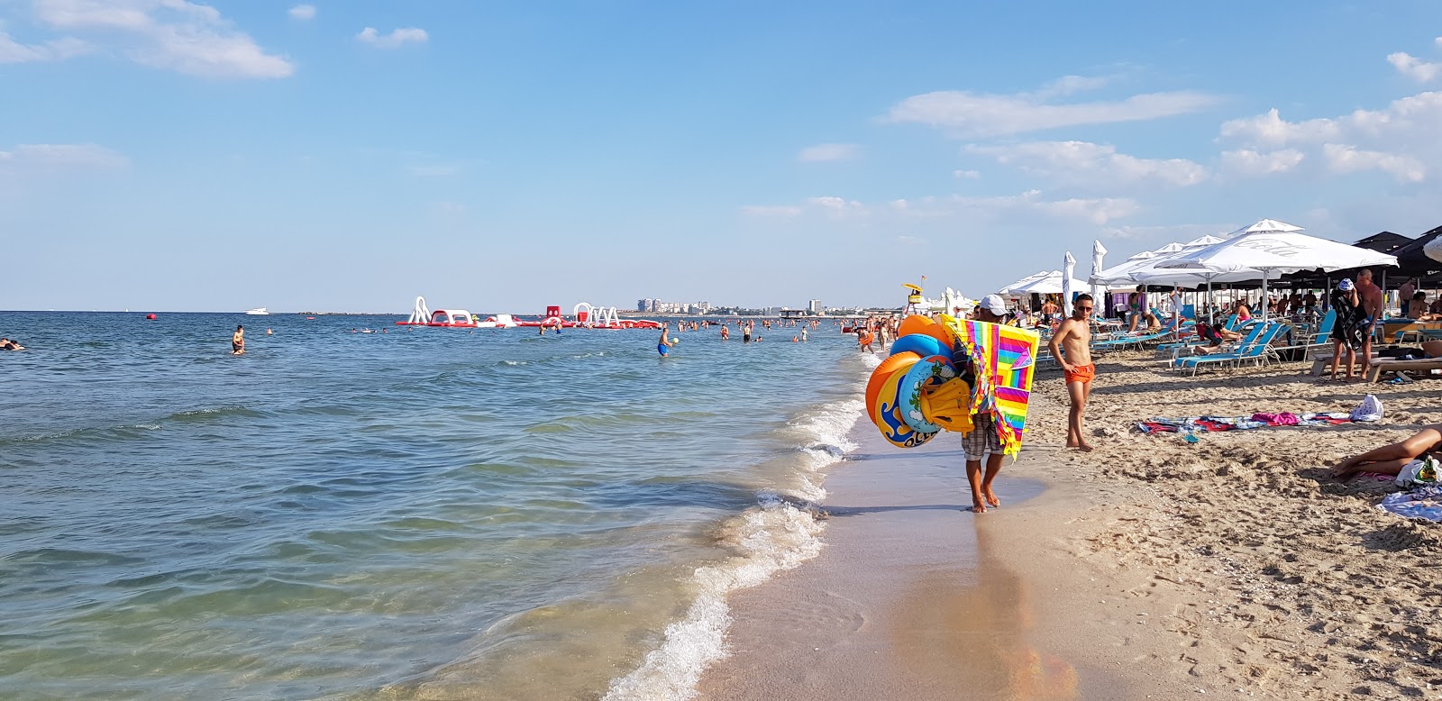 Fotografija Relax beach Mamaia z svetel pesek površino