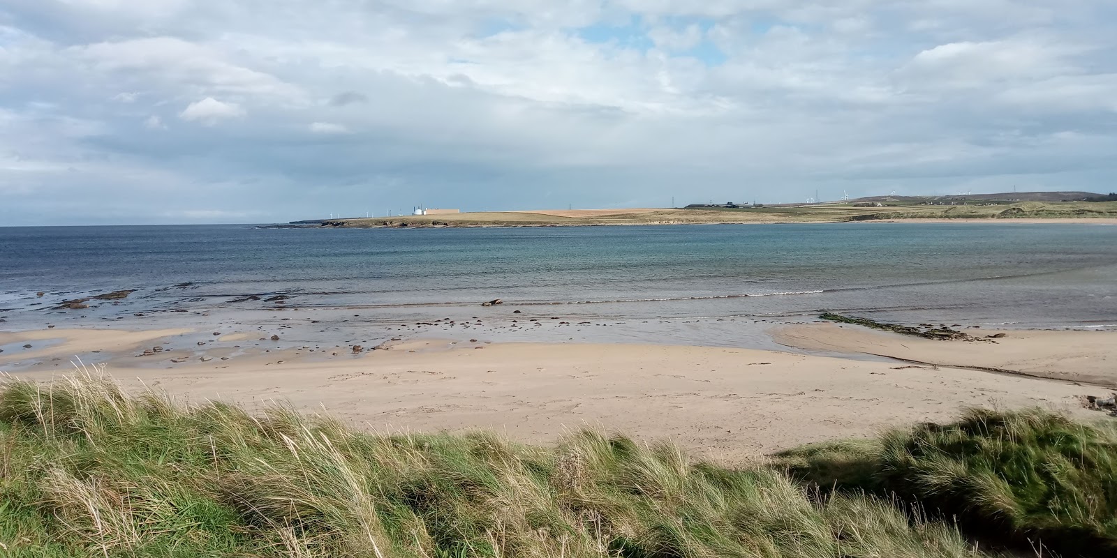 Foto av Sandside Bay Beach med rymlig bukt