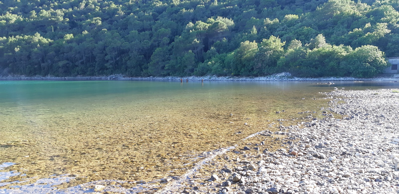 Fotografie cu Prtlog beach cu o suprafață de pietre