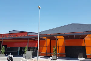 El Atardecer Salones image