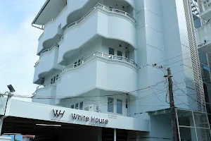 WHITE HOUSE APART - HOTEL image