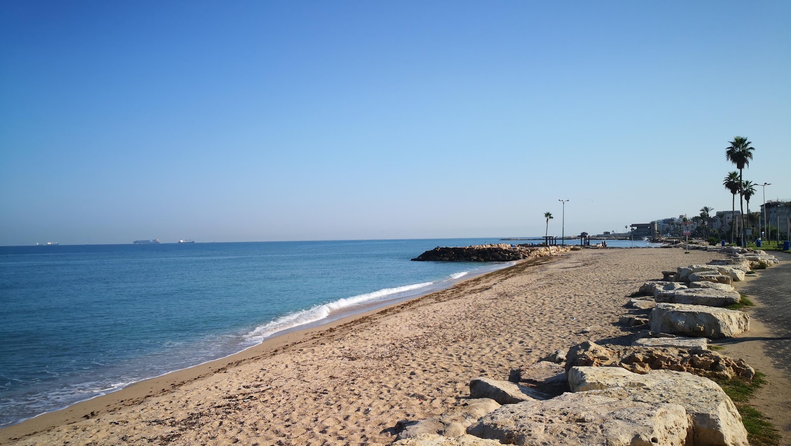 Foto von Yigal Amster beach mit blaues wasser Oberfläche