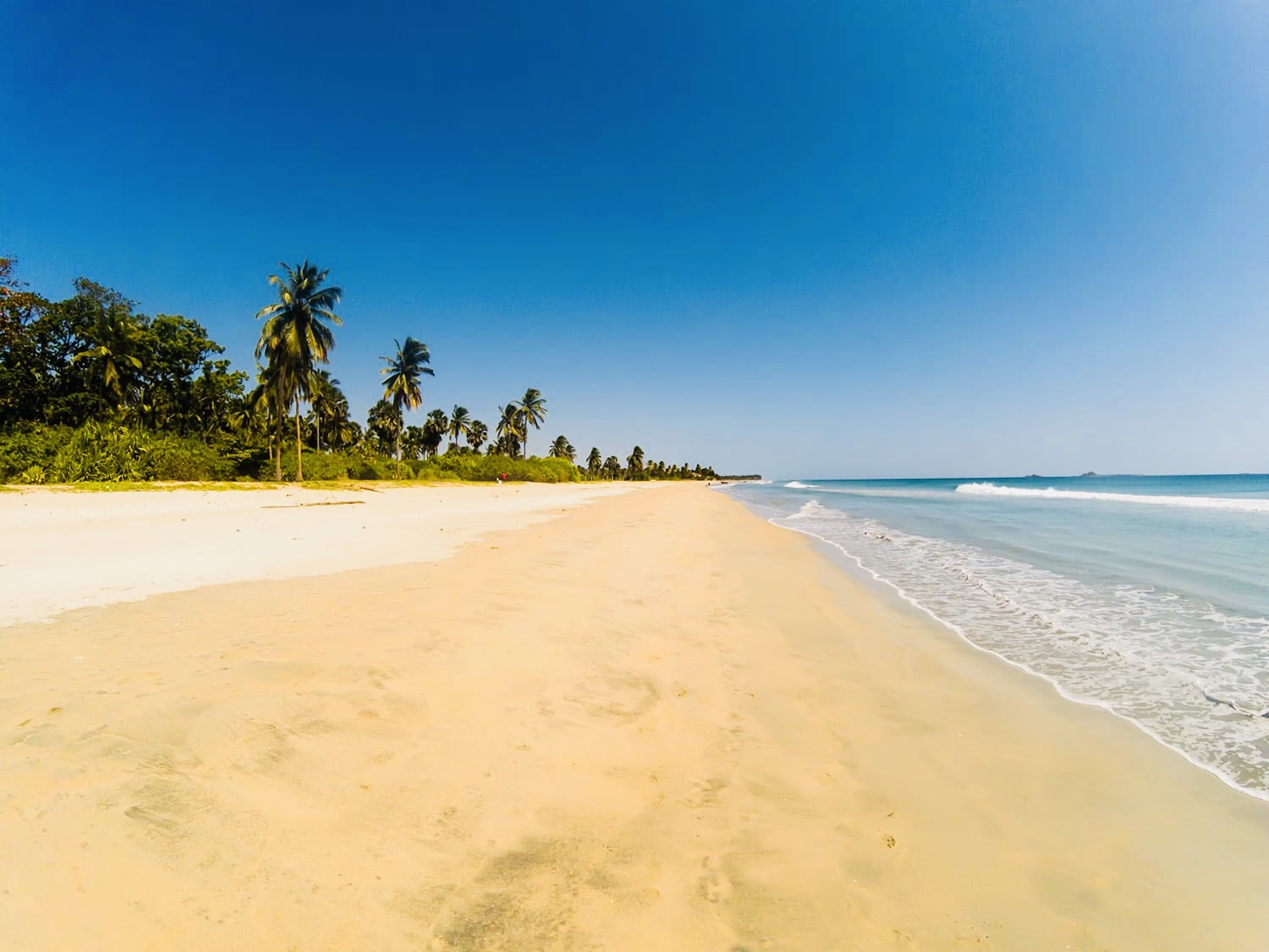 Foto di Nilaveli Beach con una superficie del sabbia luminosa