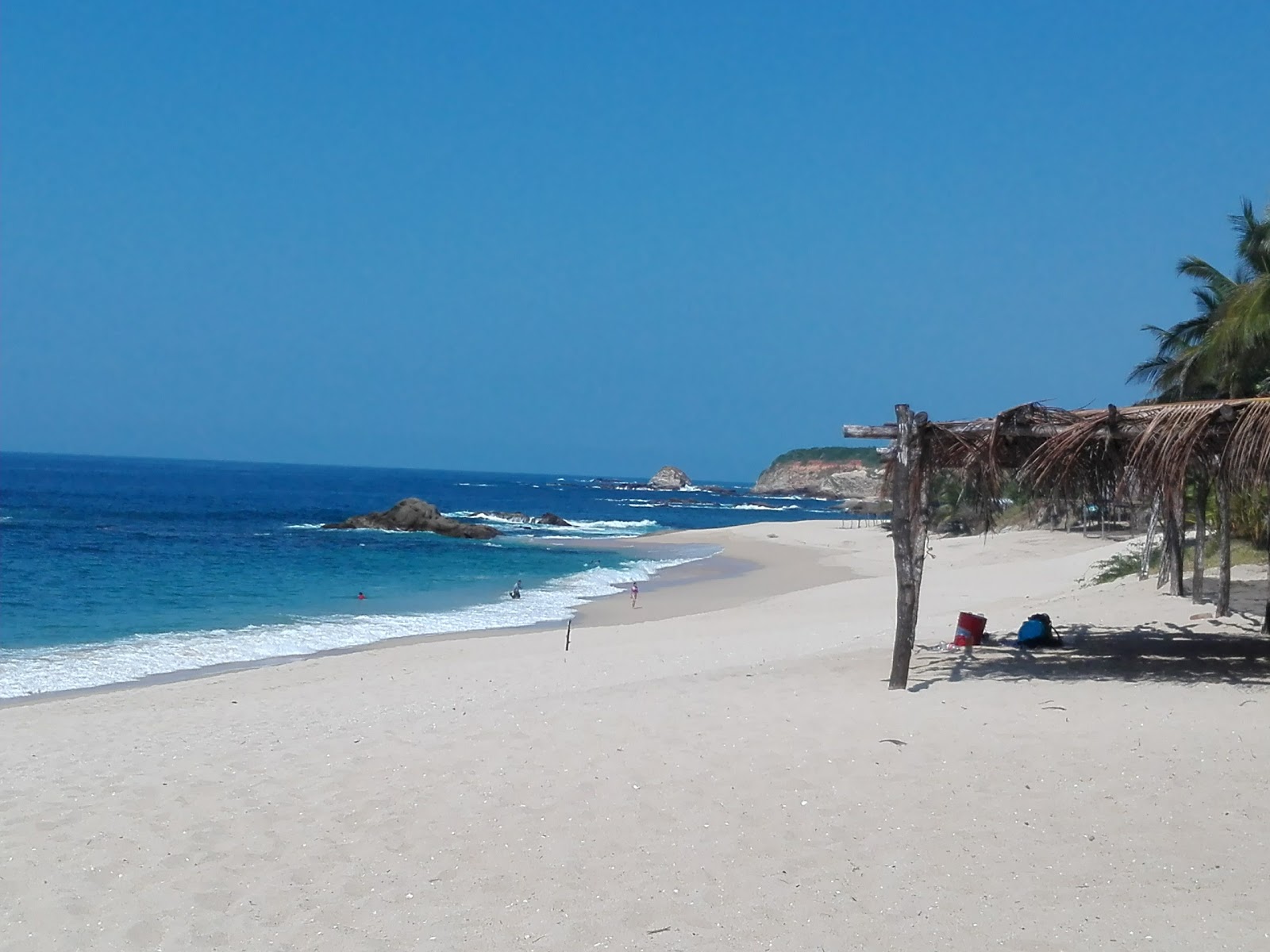 Colola Beach的照片 带有碧绿色纯水表面