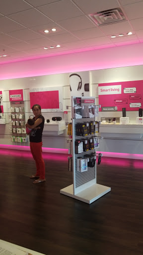 Cell Phone Store «T-Mobile», reviews and photos, 2402 James L Redman Pkwy, Plant City, FL 33566, USA