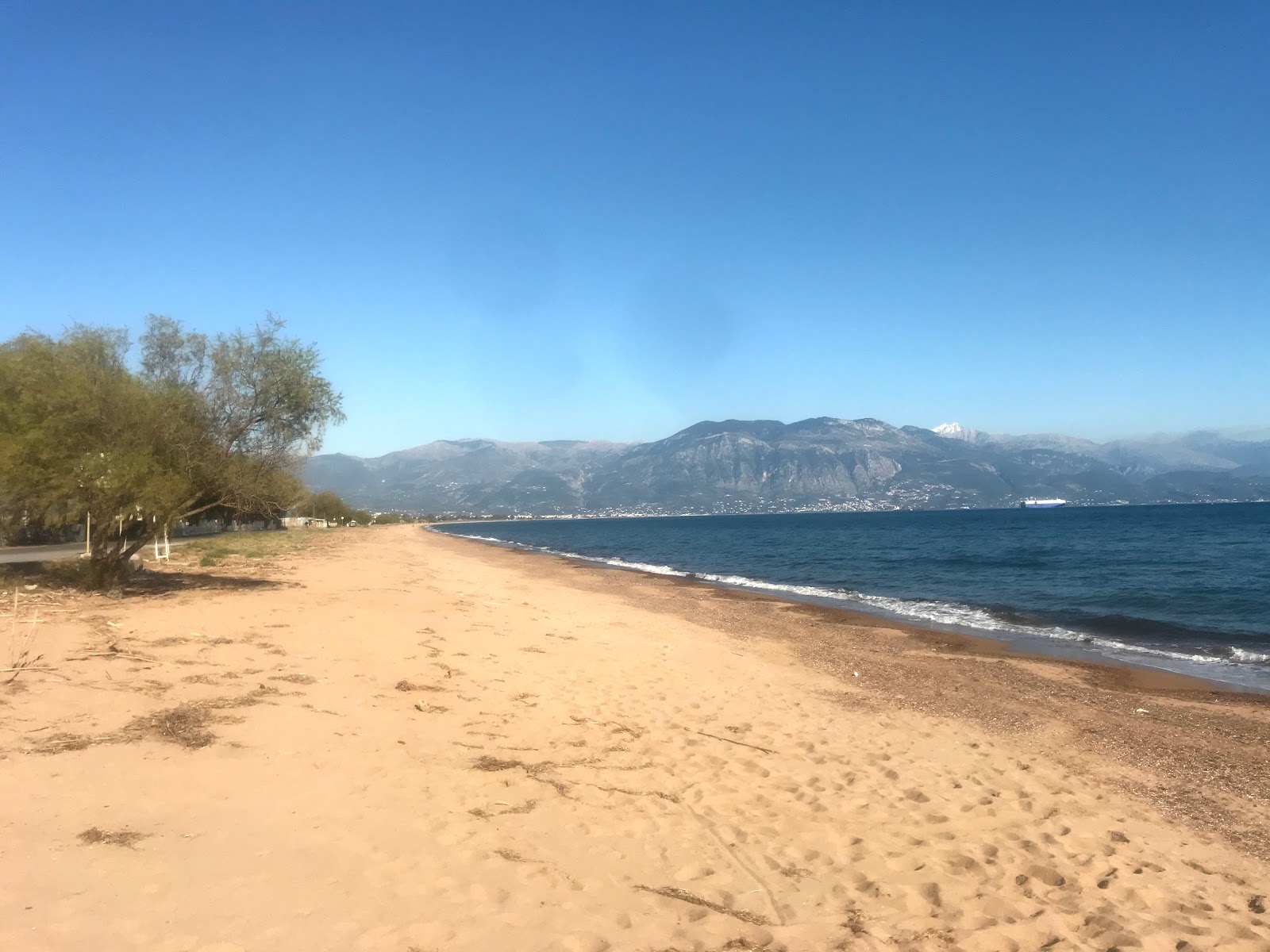 Foto de Paralia Analipsi con algo limpia nivel de limpieza