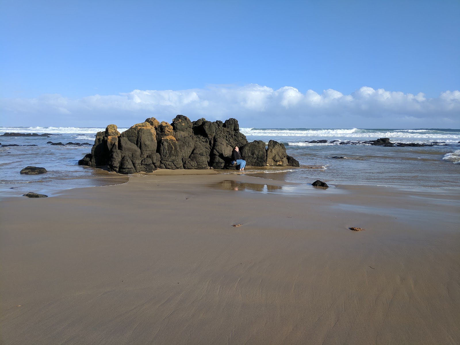 Foto av Berry Beach omgiven av berg
