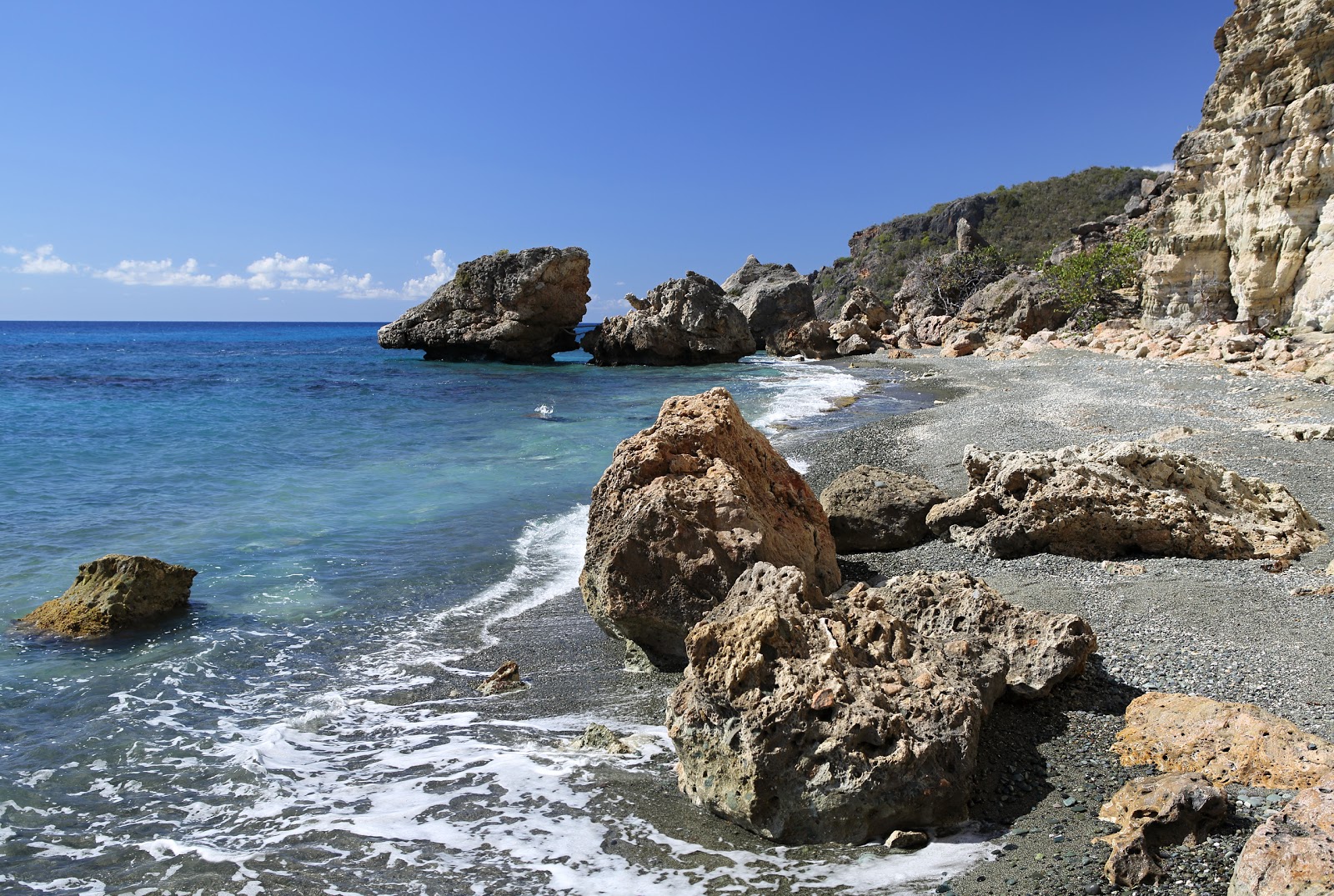 Fotografie cu Playa de Cajobabo cu o suprafață de pietricel cenușiu