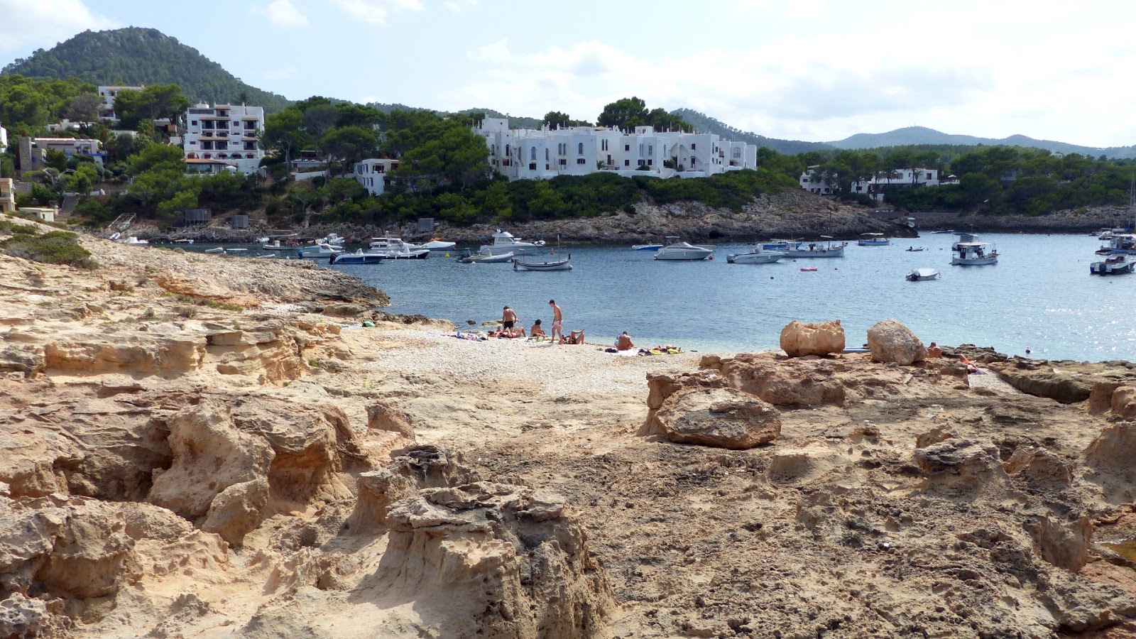 Foto von Playa de La Cueva mit beiger sand Oberfläche