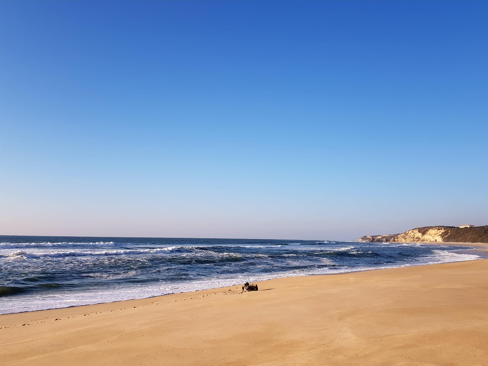 Foto di Praia da Mina circondato da montagne