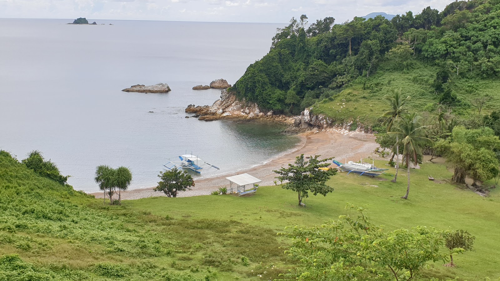Isla Echague Resort Beach的照片 被山脉环绕
