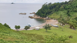 Foto von Isla Echague Resort Beach umgeben von Bergen