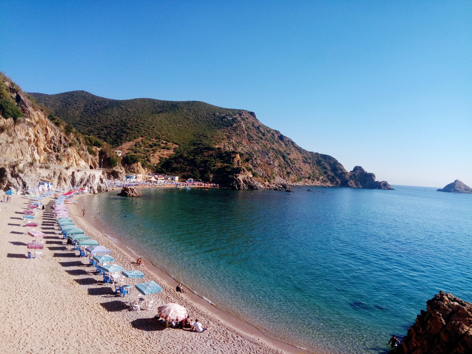 Fotografie cu Plage Ravin des Lions (La Carriere) cu o suprafață de pietricel alb fin