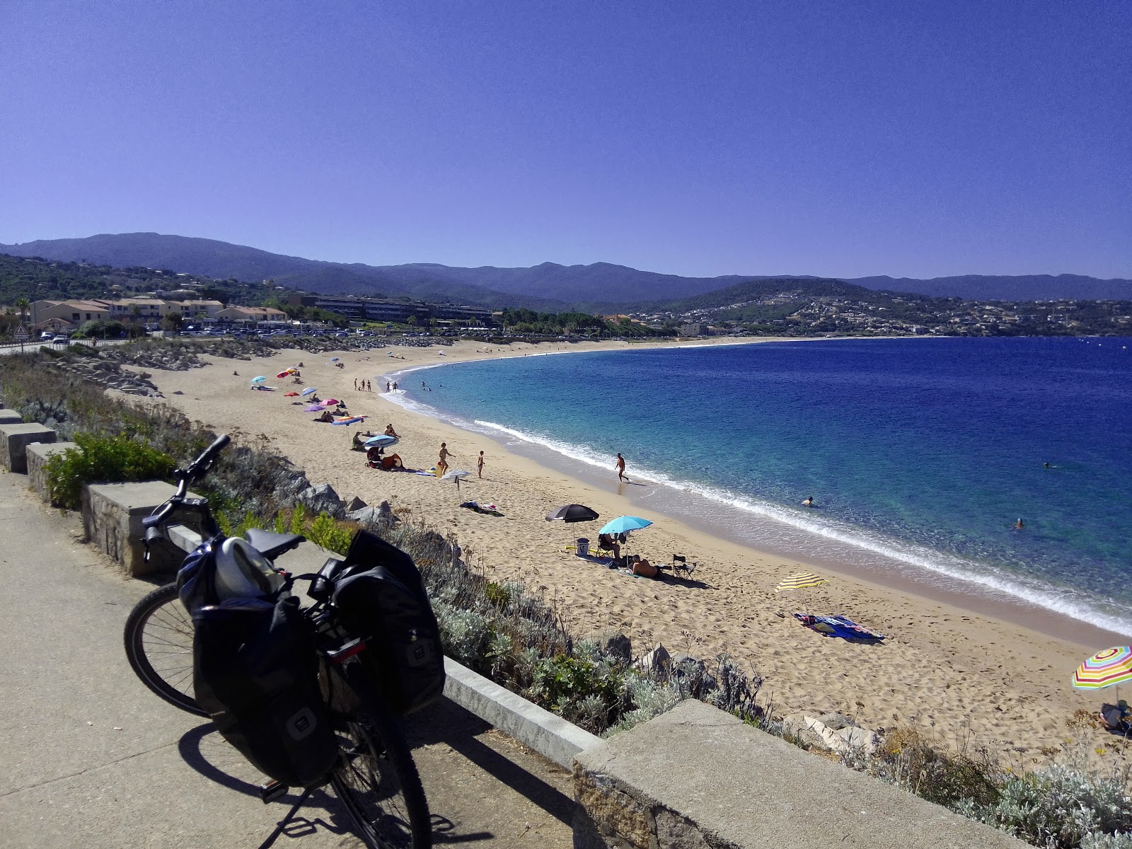 Photo de Agosta beach avec droit et long