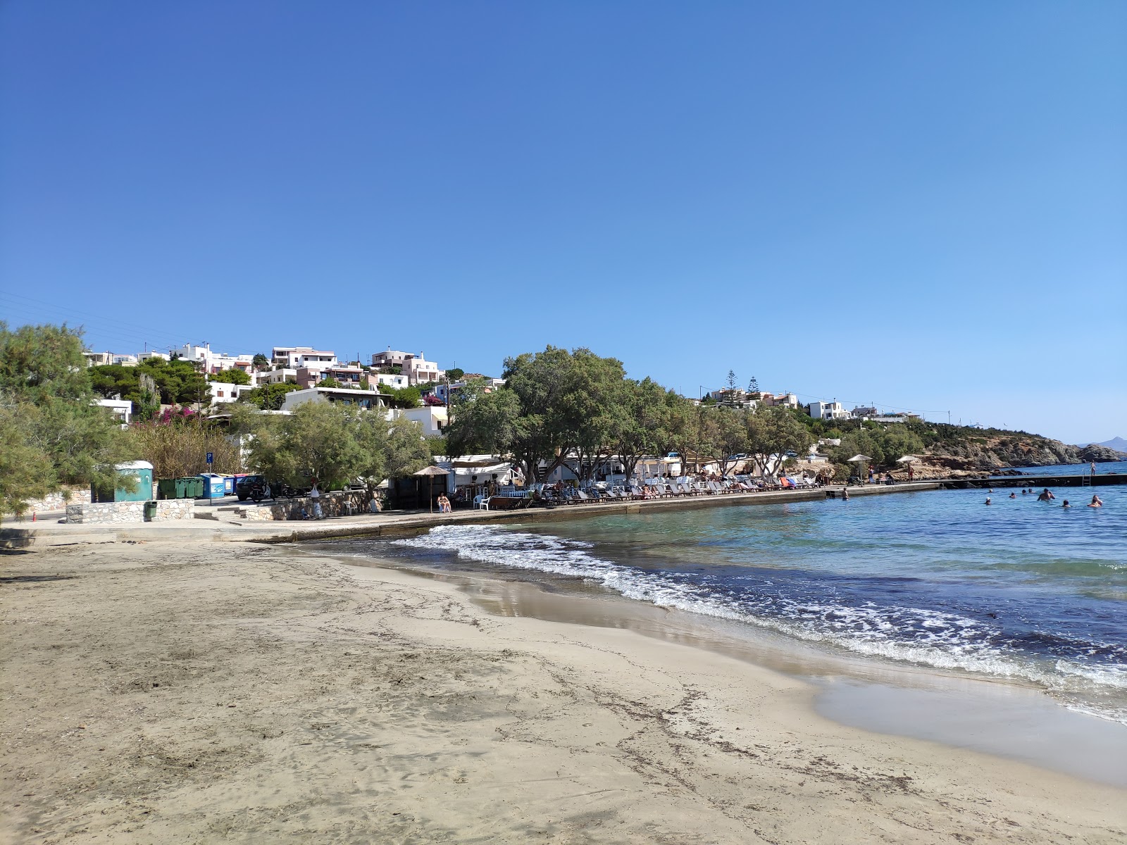 Foto de Paralia Azolimnos com água cristalina superfície