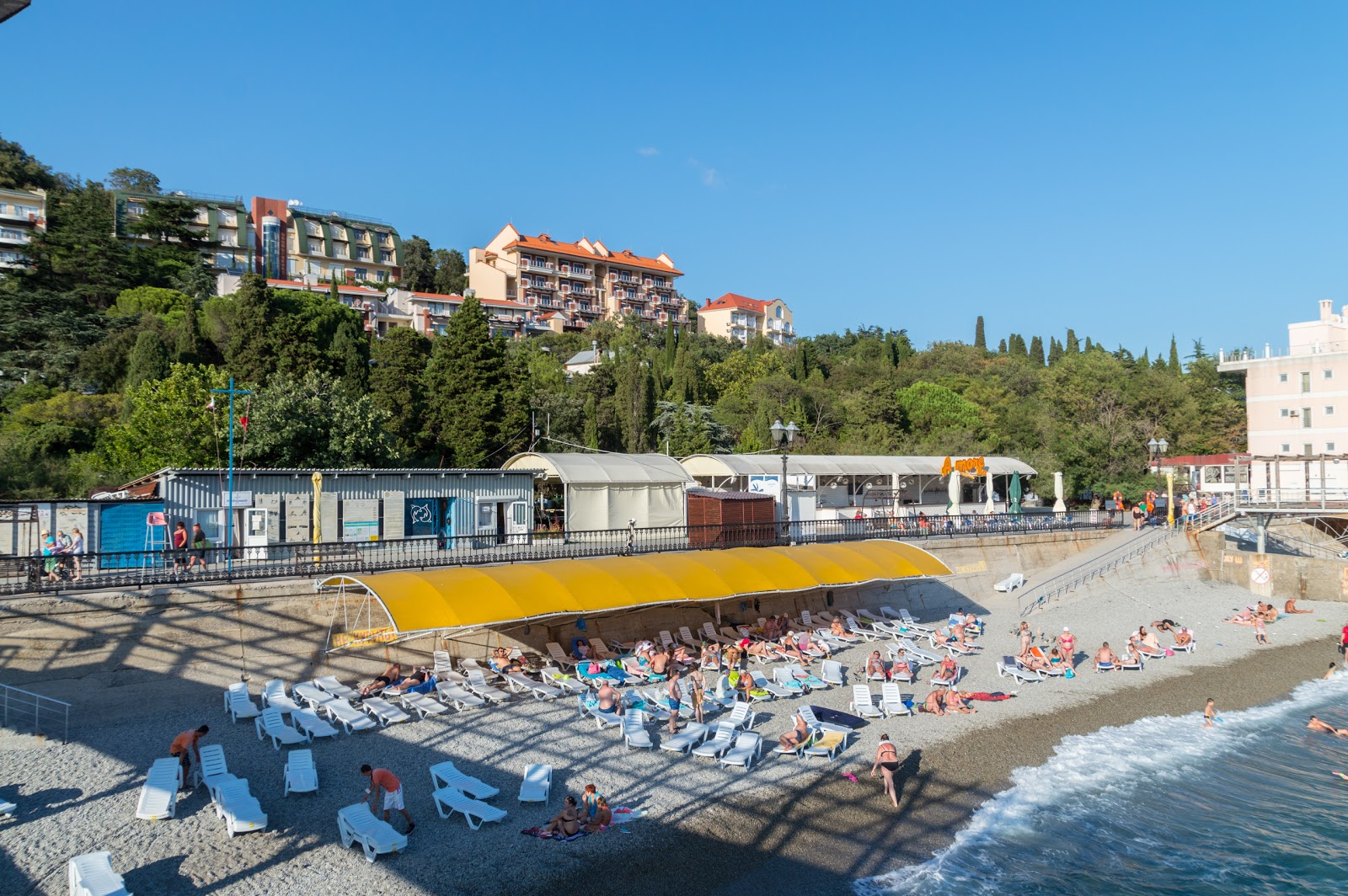 Foto de Yalta beach II com pequenas pedras cinzentas superfície