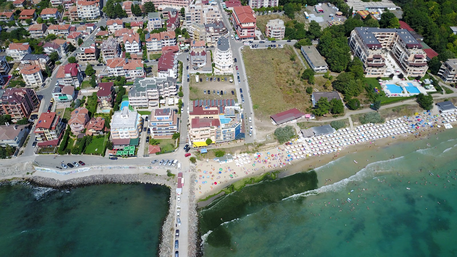Foto de Ravda beach e o assentamento
