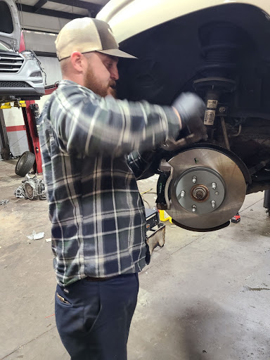 Auto Repair Shop «Fleet Doc Auto Repair & Maintenance», reviews and photos, 1031 Contract St, Lexington, KY 40505, USA