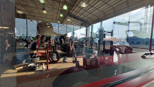 Tire Shop «Discount Tire Store - Irving, TX», reviews and photos, 3516 W Airport Fwy, Irving, TX 75062, USA