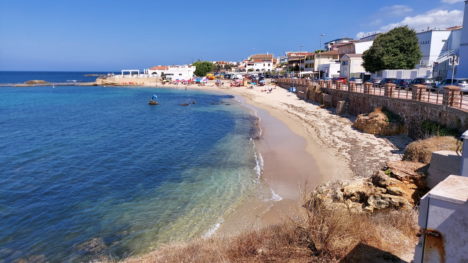 Φωτογραφία του Spiaggia Scoglio Lungo με φωτεινή άμμος επιφάνεια