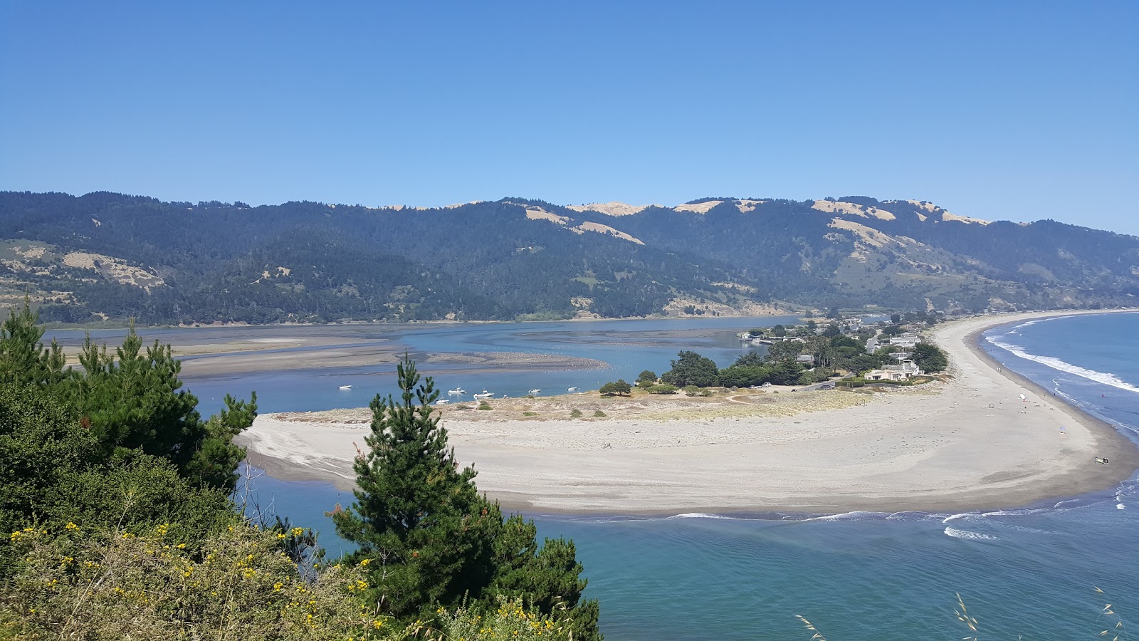 Valokuva Stinson Beach IIista. pinnalla harmaa hiekka:n kanssa