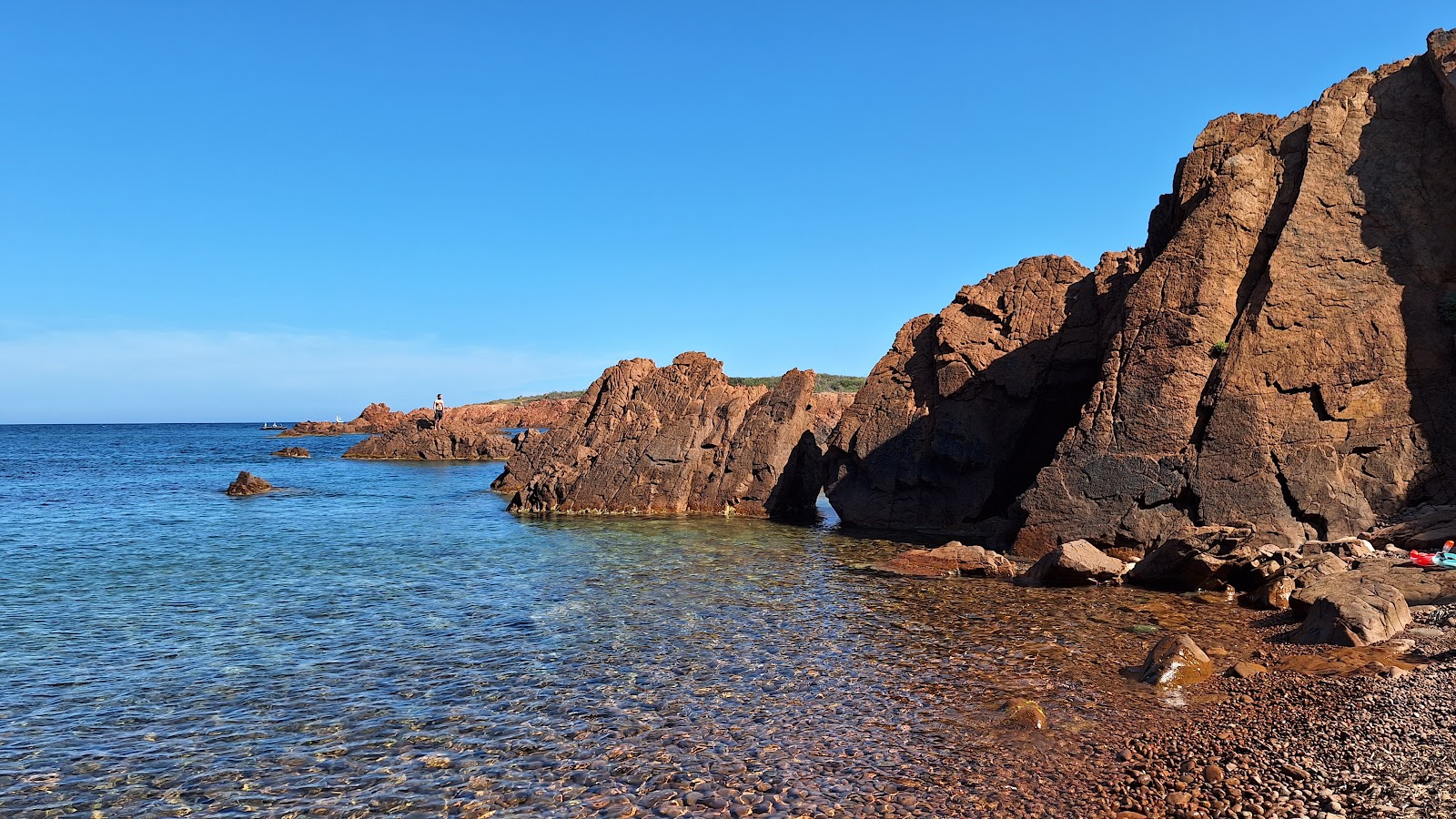 Foto di Plage Les Roches de l'ile des Vieilles circondato da montagne