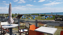 Atmosphère du Restaurant méditerranéen Brasserie La Plage - Au bord de l'étang - Vue sur Sète à Mèze - n°3