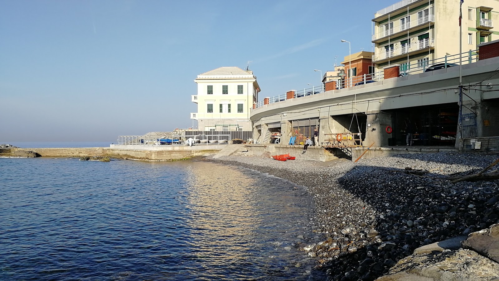 Spiaggia di Quinto III'in fotoğrafı gri çakıl taşı yüzey ile
