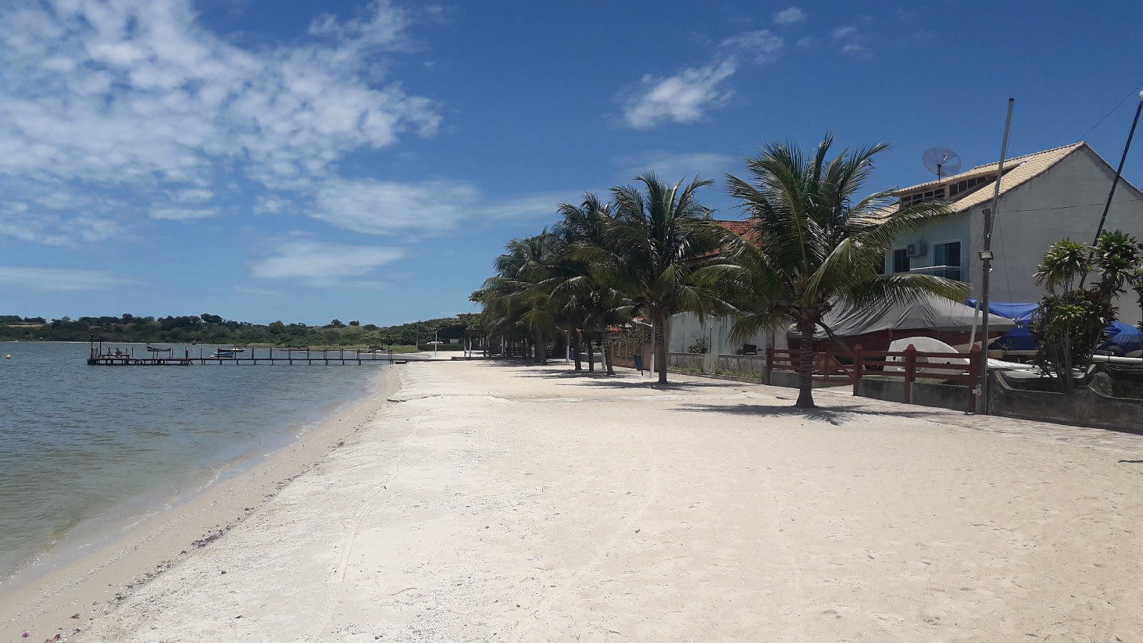 Foto von Praia do Balneario mit beiger sand Oberfläche