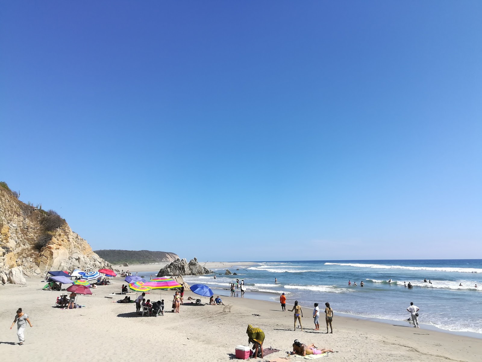 Foto de Bocana beach com areia cinza superfície