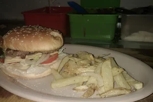 Tortas y Hamburguesas El Pariente image