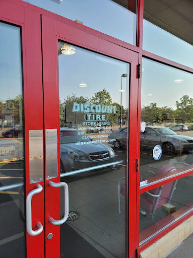 Tire Shop «Discount Tire Store - Saint Paul, MN», reviews and photos, 1350 University Ave W, St Paul, MN 55104, USA