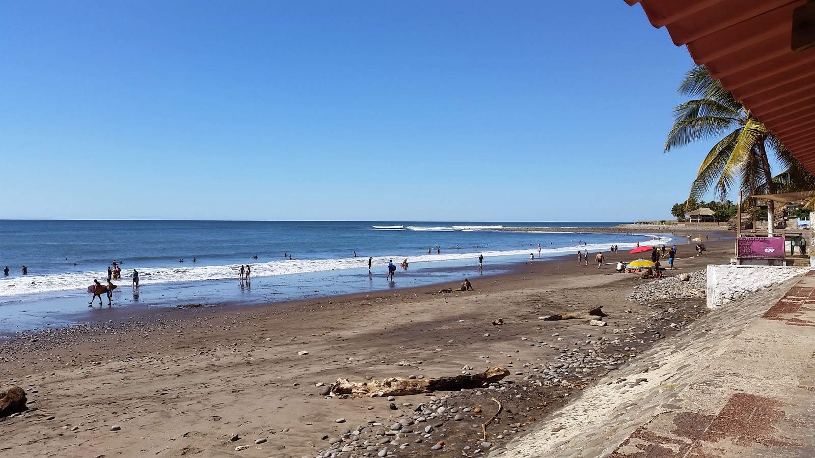Φωτογραφία του El Sunzal beach με καθαρό μπλε νερό επιφάνεια