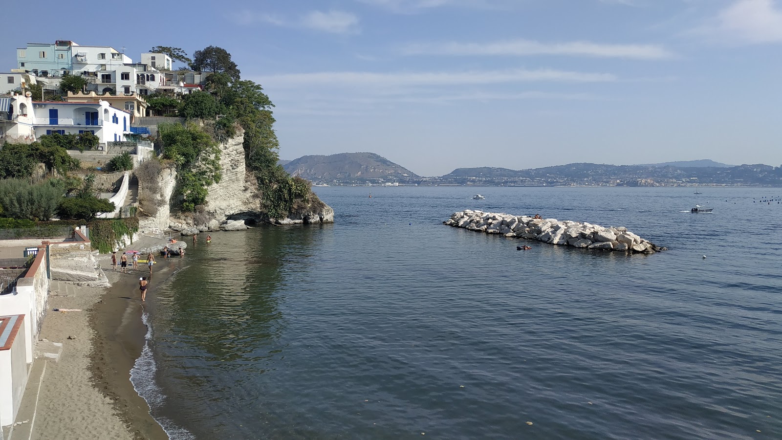 Foto van Spiaggia dello Schiacchetello met blauw water oppervlakte