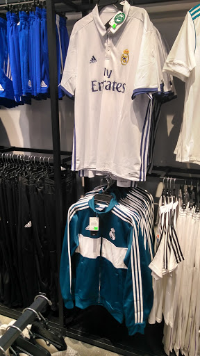 Sportswear Store «Columbia Sportswear Outlet Store at Cabazon Outlets», reviews and photos, 48750 Seminole Dr, Cabazon, CA 92230, USA