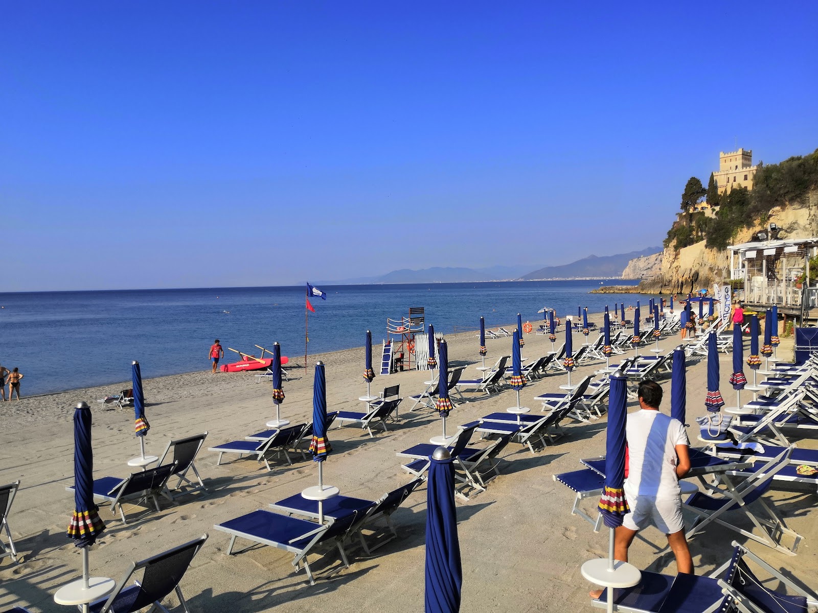 Foto van Spiaggia di Borgio met hoog niveau van netheid