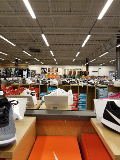 Shoe Store «DSW Designer Shoe Warehouse», reviews and photos, 1885 County Rd D E, Maplewood, MN 55109, USA